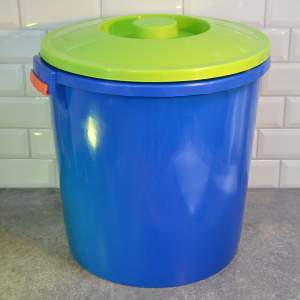 Бак 45л пищевой цветной с крышкой